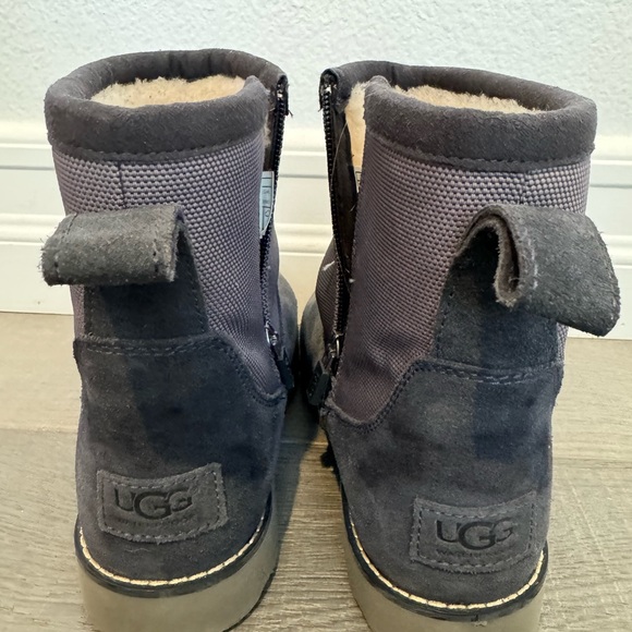 UGG Kids Bayson II Snow Boot with 3M Thinsulate Lining Boys US Size 6 - Picture 12 of 16